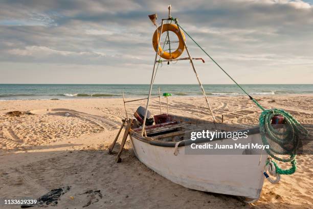 fisherman's boat on the shore of the beach of islantilla, huelva.  spain - paisaje escénico stock-fotos und bilder