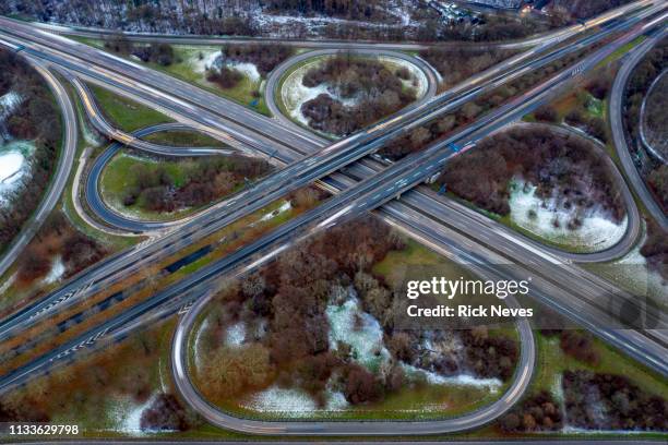 aerial view from intersection roads - tráfego 個照片及圖片檔