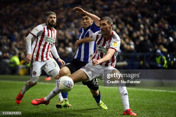 Chris Basham of Sheffield United battles with Fernando Forestieri of Sheffield Wednesday during the Sky Bet Championship match between Sheffield...