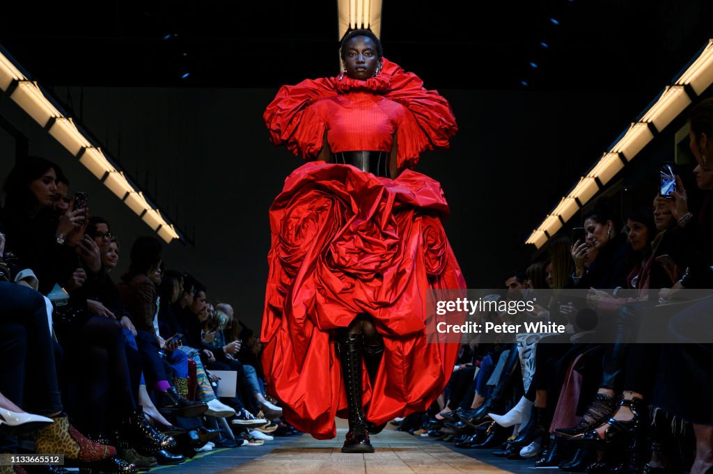 Alexander McQueen : Runway - Paris Fashion Week Womenswear Fall/Winter 2019/2020