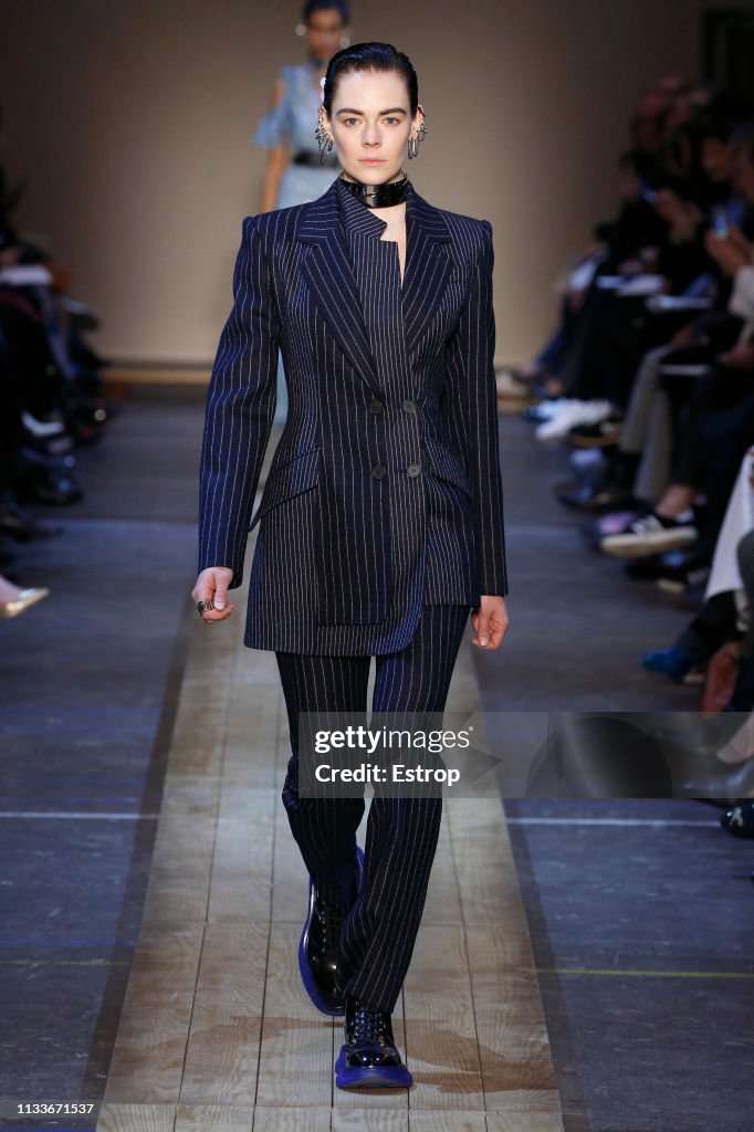 Alexander McQueen : Runway - Paris Fashion Week Womenswear Fall/Winter 2019/2020