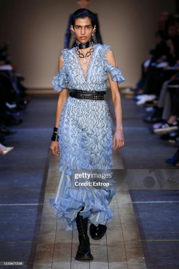 Alexander McQueen : Runway - Paris Fashion Week Womenswear Fall/Winter 2019/2020