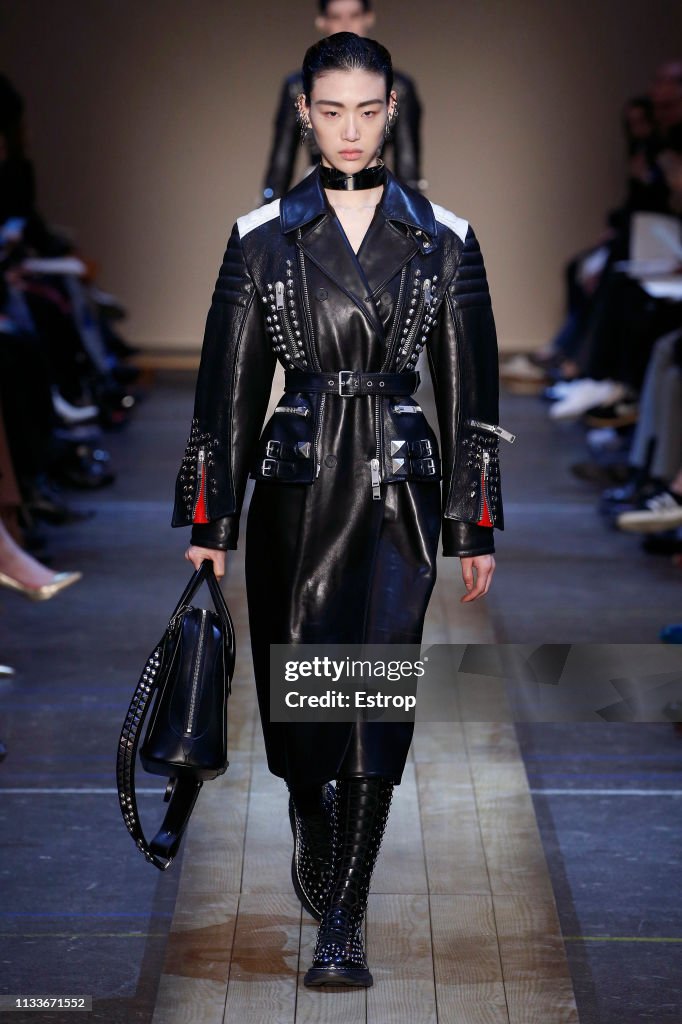 Alexander McQueen : Runway - Paris Fashion Week Womenswear Fall/Winter 2019/2020