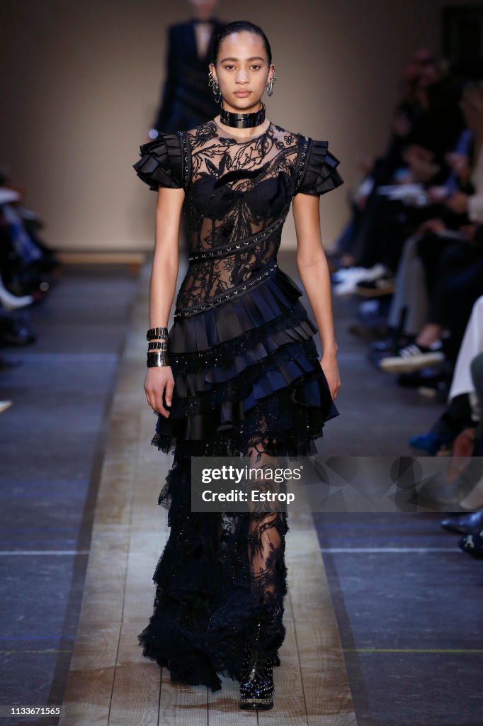 Alexander McQueen : Runway - Paris Fashion Week Womenswear Fall/Winter 2019/2020
