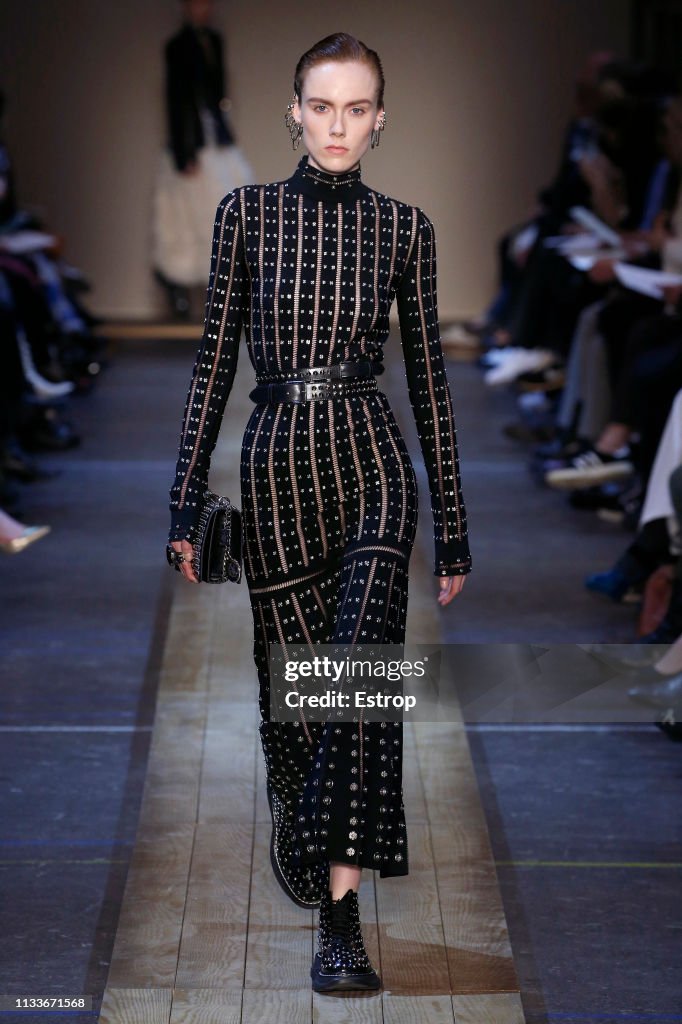 Alexander McQueen : Runway - Paris Fashion Week Womenswear Fall/Winter 2019/2020