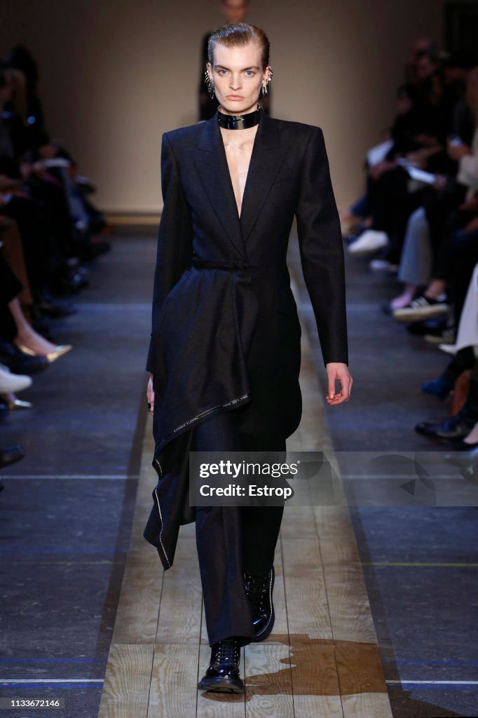 Alexander McQueen : Runway - Paris Fashion Week Womenswear Fall/Winter 2019/2020