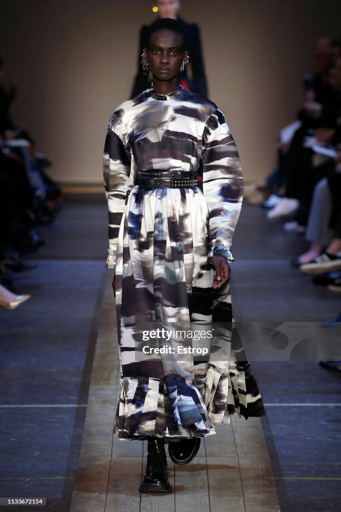 Alexander McQueen : Runway - Paris Fashion Week Womenswear Fall/Winter 2019/2020