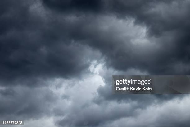 picture of cloud formation at bad weather in landscape mode. - aufnahme von unten 個照片及圖片檔