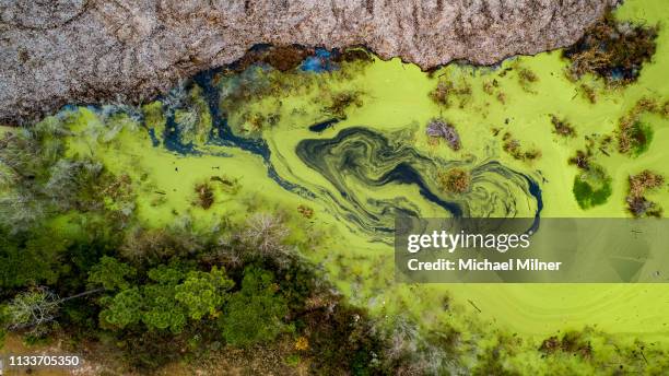 landfill runoff - contaminación de aguas fotografías e imágenes de stock