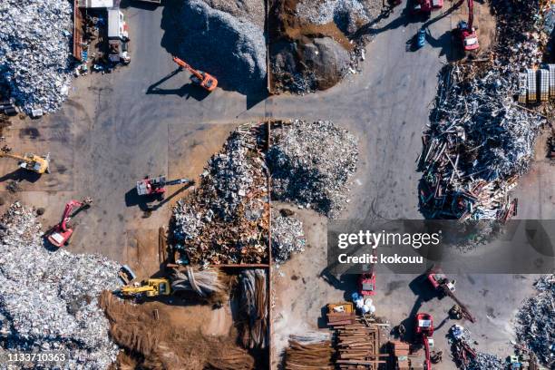 fotografía aérea del sitio de eliminación de desechos. - industrial garbage bin fotografías e imágenes de stock