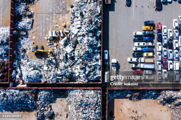 fotografia aerea della discarica e del parcheggio adiacente. - junkyard foto e immagini stock