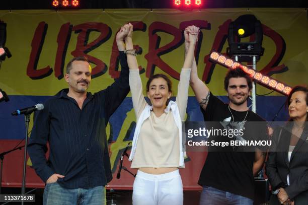 Concert For Peace In Front The Eiffel Tower For The Honor Of Ingrid Betancourt In Paris, France On July 20, 2008 - Franco-Colombian ex-hostage Ingrid...