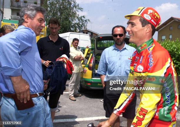 French cyclist Richard Virenque, winner of yesterday's stage of the Tour of Italy speaks to Polti manager Italian Gianluigi Stanga 28 May 1999 in...