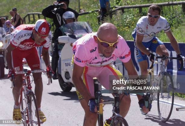 L'Italien Marco Pantani, maillot rose de leader, place un démarrage dans la montée vers Madonna, sous le regard du Colombien Hermann Buenahora et du...
