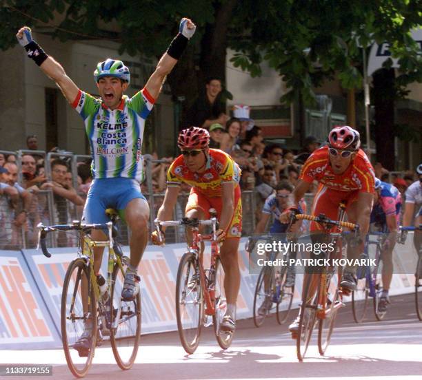 Espagnol Angel Arcos Vicioso lève les bras en franchissant la ligne d'arrivée, le 29 mai 2000 à Brescia, à l'issue de la 15e étape du Tour d'Italie...