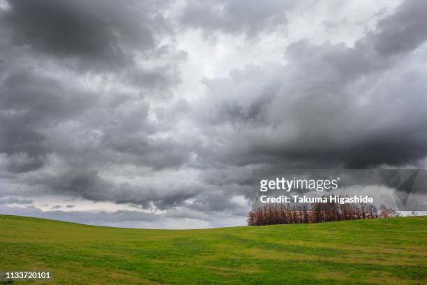 autumn clouds - 田舎の風景 imagens e fotografias de stock
