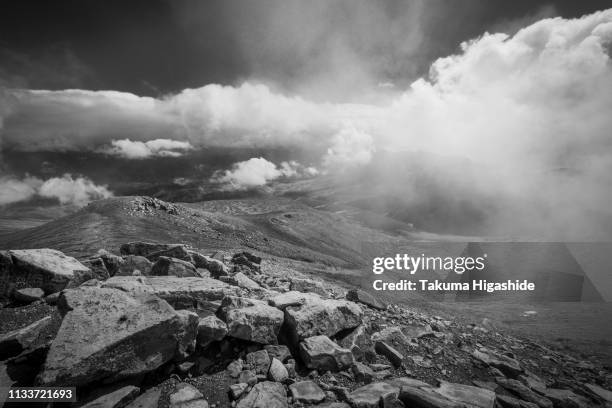 trail in the clouds - モノクロ stockfoto's en -beelden