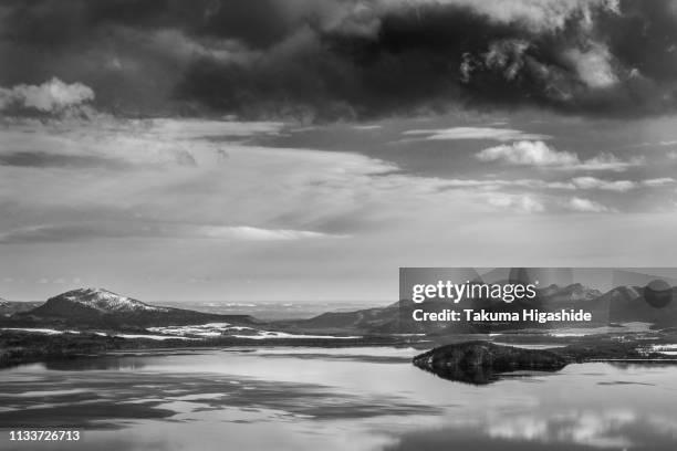 winter reflection - 山 stockfoto's en -beelden