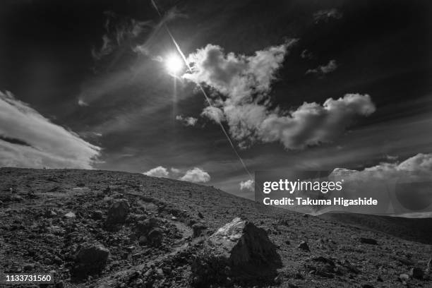 line of cloud - 荒野 photos et images de collection