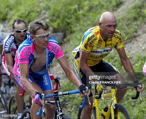 - Le Lituanien Raimondas Rumsas et l'Italien Marco Pantani roulent, le 22 mai 2003 à Monte Zoncolan, pendant la 12e étape du the Giro. Raimondas...