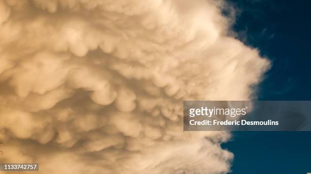 mammatus clouds. - lumière vive stock pictures, royalty-free photos & images