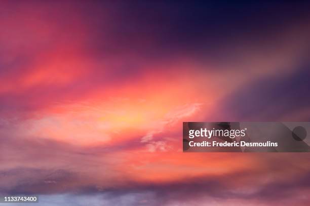 pink light in the sky - fonds de nuage 個照片及圖片檔