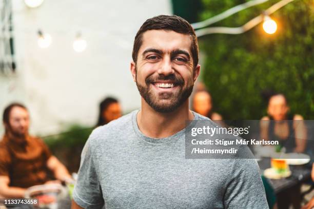 retrato de hombre barbudo alegre en el patio - 35 39 años fotografías e imágenes de stock