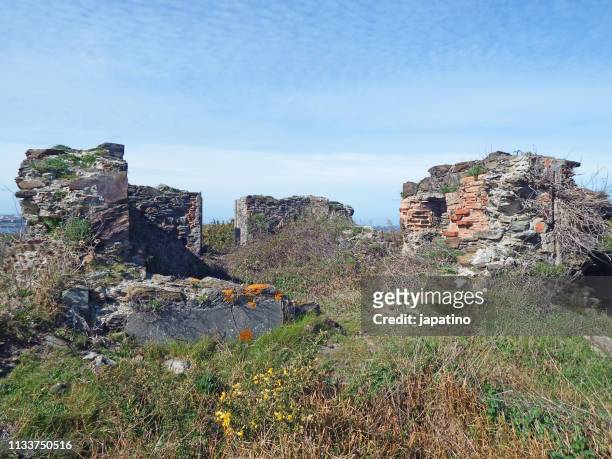 ruined house - en ruinas stock pictures, royalty-free photos & images