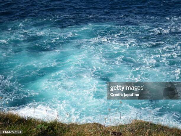 waves breaking against the rocks - fuerzas de la naturaleza 個照片及圖片檔