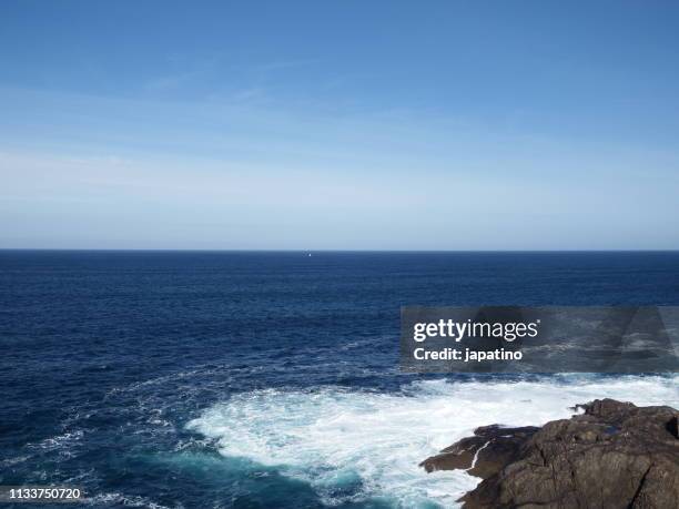 waves breaking against the rocks - fuerzas de la naturaleza 個照片及圖片檔