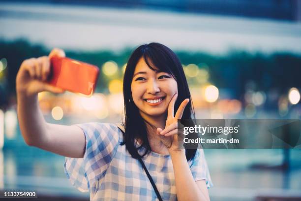 sonriente mujer japonesa tomando selfie - autorretratarse fotografías e imágenes de stock