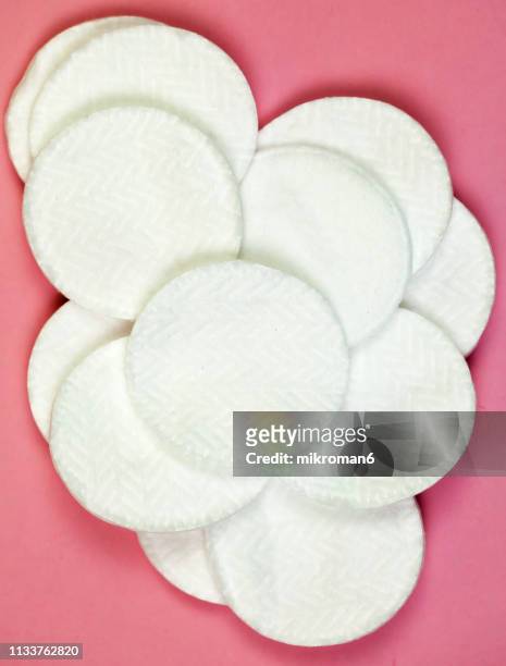 facial wiping cotton pads - coton photos et images de collection