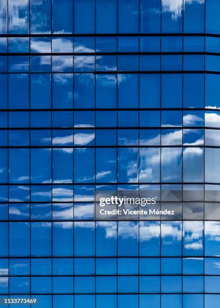 reflections of clouds in skyscrapers - fachada arquitectónica stock-fotos und bilder