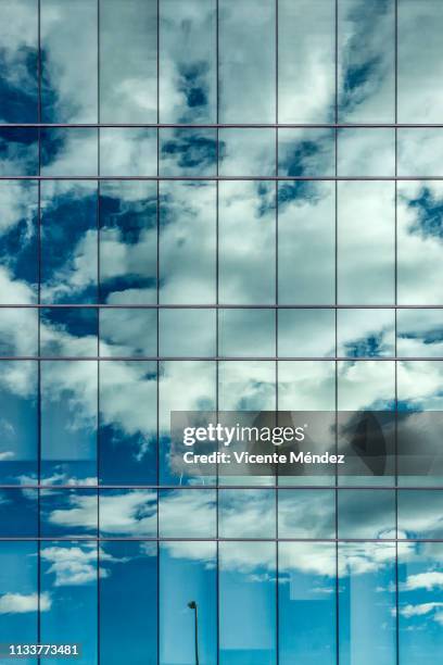 reflections of clouds in skyscrapers - fachada arquitectónica stock-fotos und bilder