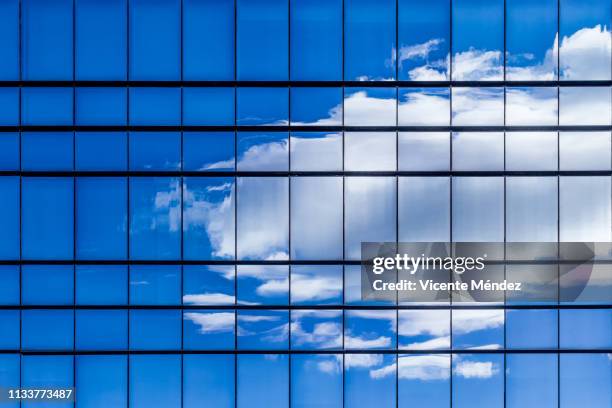reflections of clouds in skyscrapers - edificios ciudad foto e immagini stock