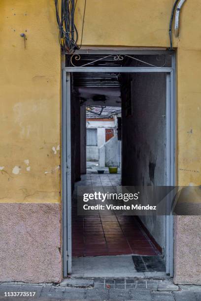 entry to house - fachada arquitectónica stock-fotos und bilder