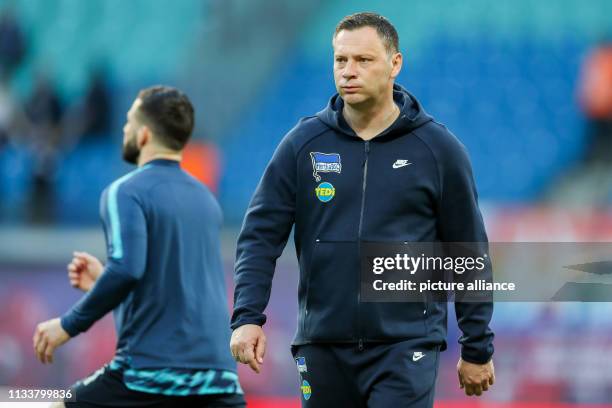 March 2019, Saxony, Leipzig: Soccer: Bundesliga, 27th matchday, RB Leipzig - Hertha BSC in the Red Bull Arena Leipzig. Berlin coach Pál Dárdai comes...