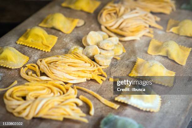 ravioli italiani di pasta fresca e tortellini - freschezza foto e immagini stock