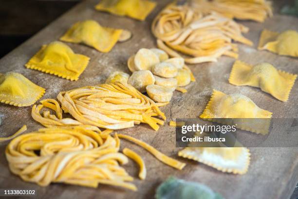 italian fresh pasta and tortellini ravioli - parma emilia romagna imagens e fotografias de stock