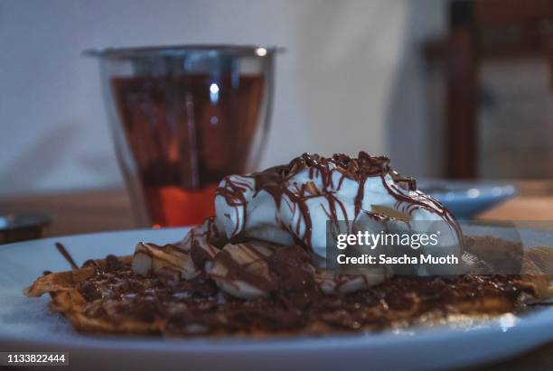 belgian banana waffle - servierfertig imagens e fotografias de stock