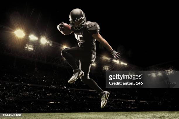 giocatore sportivo di football americano allo stadio in azione. carta da parati sportiva con copyspace. - quarterback foto e immagini stock