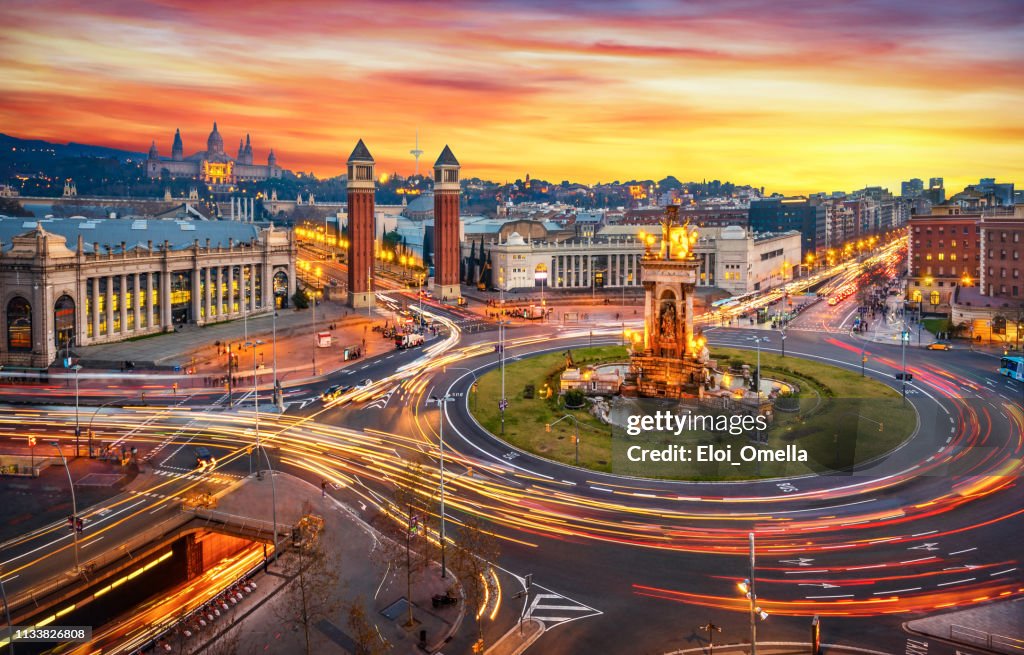 Plaça d'Espanya (Plaza de España-Spanje plein) lange blootstelling bij zonsondergang in Barcelona