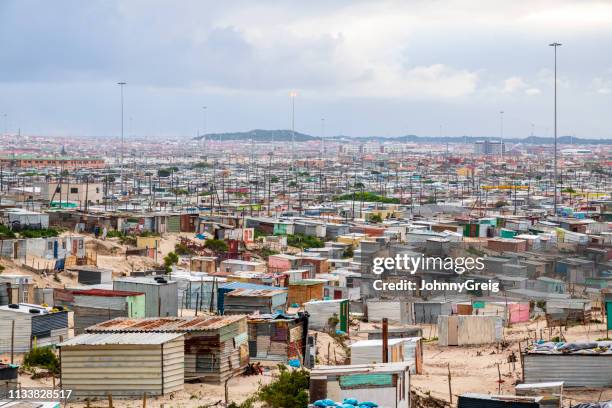 barracos do ferro ondulado do township de khayelitsha - township - fotografias e filmes do acervo