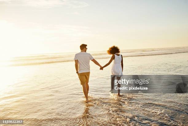 er is iets romantischs over het strand - beach couple stockfoto's en -beelden