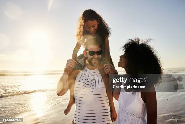 así que muchos recuerdos sorprendentes están en la fabricación - familia en la playa fotografías e imágenes de stock