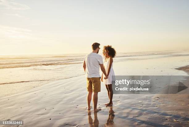 der sommer ist süßer mit dir an meiner seite - mittag stock-fotos und bilder