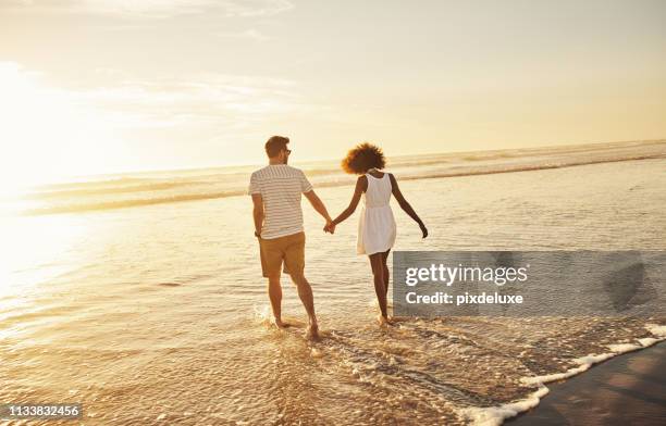 onze liefde is zo mooi als deze zonsondergang - beach couple stockfoto's en -beelden