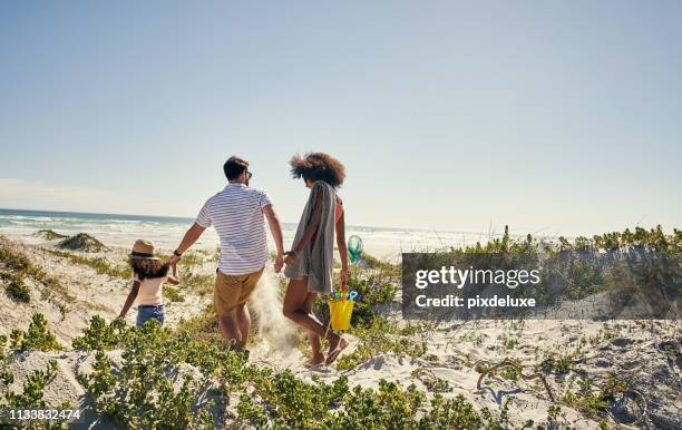 het leven is zinvoller wanneer besteed als familie - strand stockfoto's en -beelden