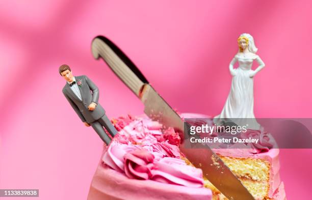 bride and groom relationship breakdown - separation foto e immagini stock