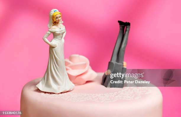 bride dumping groom; relationship breakdown - hochzeitstorte stock-fotos und bilder